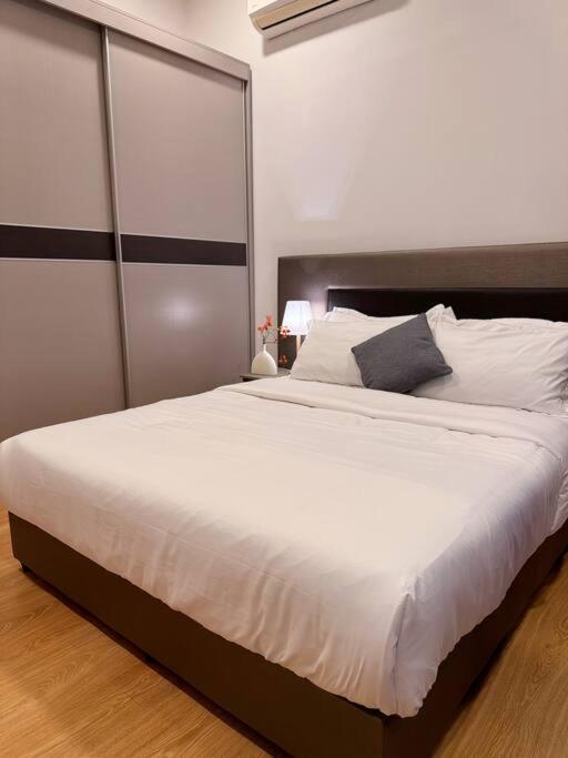 Spacious Balcony Royal Full Seaview With 2carparks Foc Netflix Access And Youtube Premium 3beds3bath For 6-10pax By Minshuku Apartment Johor Bahru