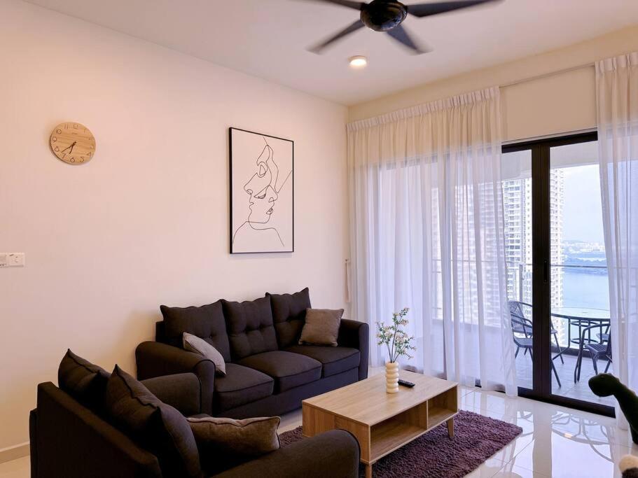 Apartment Spacious Balcony Royal Full Seaview With 2carparks Foc Netflix Access And Youtube Premium 3beds3bath For 6-10pax By Minshuku