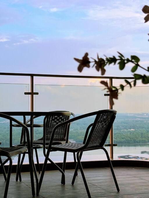 Apartment Spacious Balcony Royal Full Seaview With 2carparks Foc Netflix Access And Youtube Premium 3beds3bath For 6-10pax By Minshuku