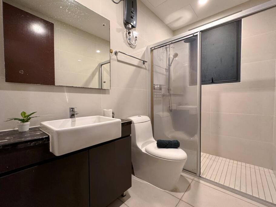 Spacious Balcony Royal Full Seaview With 2carparks Foc Netflix Access And Youtube Premium 3beds3bath For 6-10pax By Minshuku