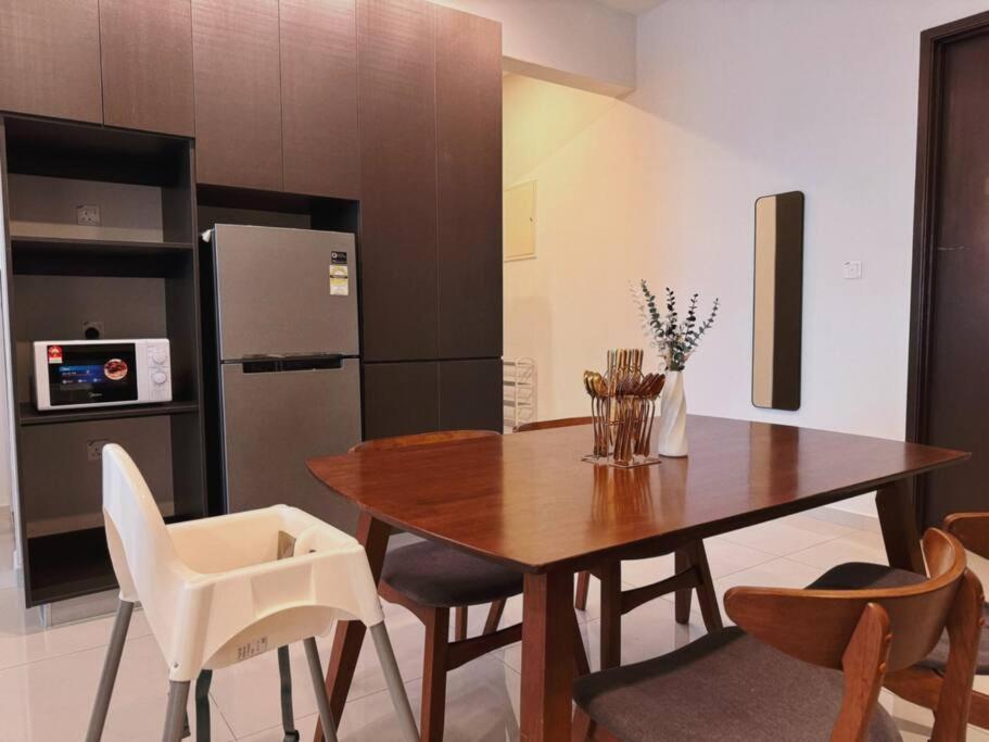 Spacious Balcony Royal Full Seaview With 2carparks Foc Netflix Access And Youtube Premium 3beds3bath For 6-10pax By Minshuku Apartment