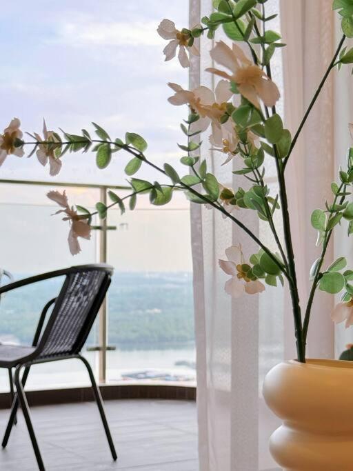 Spacious Balcony Royal Full Seaview With 2carparks Foc Netflix Access And Youtube Premium 3beds3bath For 6-10pax By Minshuku * Johor Bahru