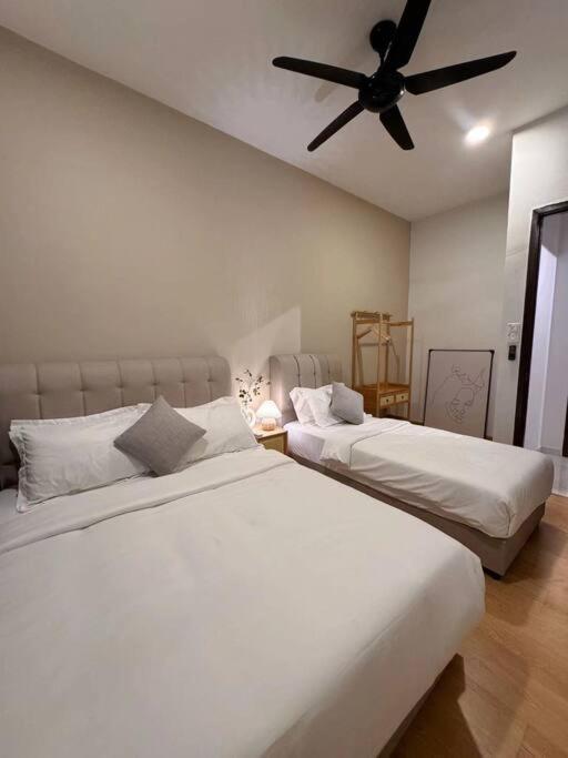 Spacious Balcony Royal Full Seaview With 2carparks Foc Netflix Access And Youtube Premium 3beds3bath For 6-10pax By Minshuku Johor Bahru