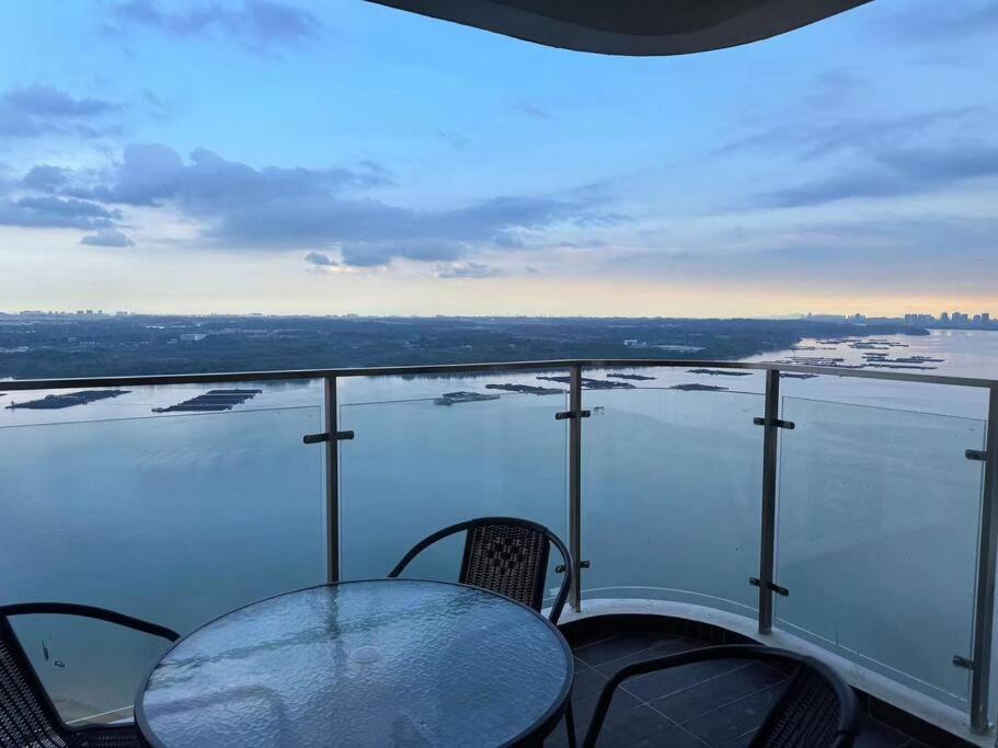 Spacious Balcony Royal Full Seaview With 2carparks Foc Netflix Access And Youtube Premium 3beds3bath For 6-10pax By Minshuku Apartment