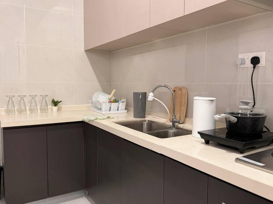 Spacious Balcony Royal Full Seaview With 2carparks Foc Netflix Access And Youtube Premium 3beds3bath For 6-10pax By Minshuku *