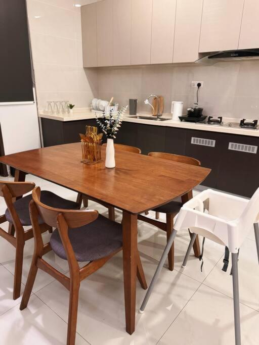 Spacious Balcony Royal Full Seaview With 2carparks Foc Netflix Access And Youtube Premium 3beds3bath For 6-10pax By Minshuku Apartment Johor Bahru