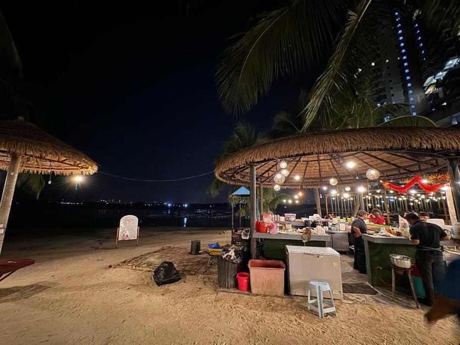 Spacious Balcony Royal Full Seaview With 2carparks Foc Netflix Access And Youtube Premium 3beds3bath For 6-10pax By Minshuku * Johor Bahru