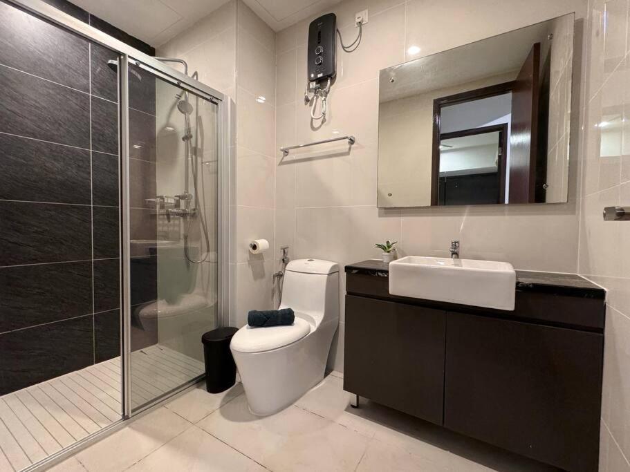 Spacious Balcony Royal Full Seaview With 2carparks Foc Netflix Access And Youtube Premium 3beds3bath For 6-10pax By Minshuku * Johor Bahru